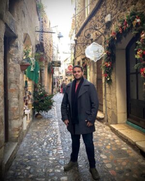 Bacem Anas Romdhani Instagram - Happy New Year 2023 from the south of France 🇫🇷
May this year bring happiness, great health and wealth to all! 🥳🎊🥂✨
~~~~
#bacemanasromdhani #bacemanasviolin #happy #new #year #france