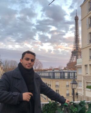 Bacem Anas Romdhani Instagram - Merry Christmas from beautiful Paris! 🎅🎄
Good to be back after 16 years, where my exciting musical journey began back in 2006! 😍
———
#bacemanasromdhani #bacemanasviolin #paris #france