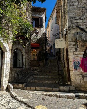 Bacem Anas Romdhani Instagram - Good to be back to St. Paul de Vence in the Côte D’azur for my third visit. Possibly my new French home 😍🇫🇷🏡

#bacemanasromdhani #bacemanasviolin #stpauldevence #france