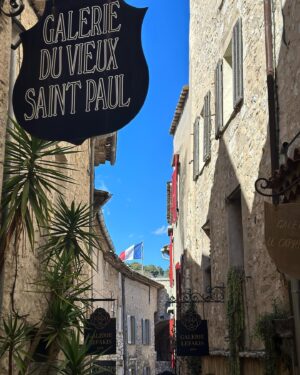 Bacem Anas Romdhani Instagram - Good to be back to St. Paul de Vence in the Côte D’azur for my third visit. Possibly my new French home 😍🇫🇷🏡

#bacemanasromdhani #bacemanasviolin #stpauldevence #france