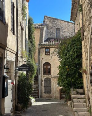 Bacem Anas Romdhani Instagram - Good to be back to St. Paul de Vence in the Côte D’azur for my third visit. Possibly my new French home 😍🇫🇷🏡

#bacemanasromdhani #bacemanasviolin #stpauldevence #france