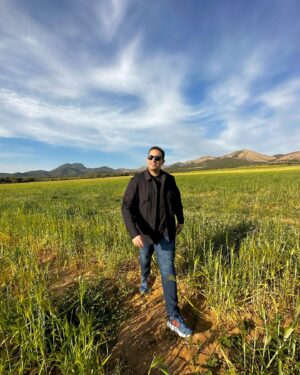 Bacem Anas Romdhani Instagram - One with nature at grandma’s ranch! 😍🌞
~~~~
#bacemanasromdhani #bacemanasviolin #nature #countryside #tunis #tunisia