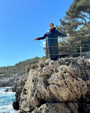 Bacem Anas Romdhani Instagram - A lovely Easter hike in the hills of Cap d’Antibes, Côte D’azur😍🇫🇷

#bacemanasviolin #bacemanasromdhani #france #antibes #capdantibes #sea #sun #hike #nature