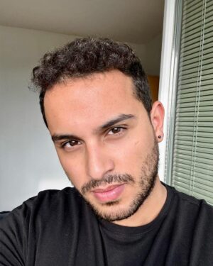 Bacem Anas Romdhani Instagram - Summer 🌞💛
•
•
•
•
#bacemanasromdhani #bacemanasviolin #tunisian #british #classical #artist #violinist