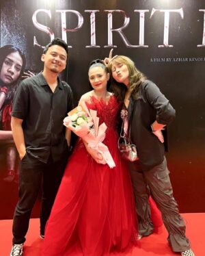 Badriyah Afiff Instagram - Gala Premiere SPIRIT DOLL✨

Makeup Artist @meriklaa 
Hairstylist @aryhudi 
Custom Designed @yoss_bridal_couture 
Fashion Assistant @caeeenn 
Captured @rudyjpank