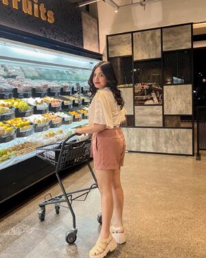 Badriyah Afiff Instagram - Nama: Badriyah afiff 
Umur: tebak
Tinggi badan: tebak 
Berat badan: tebak 
Yang bisa nebak dan benar di isi gopay 50k sama @fadilahfa karena dia yg fotoin 😂