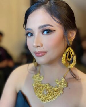 Badriyah Afiff Instagram - Gala Premiere Keramat 2 ✨

Stylist by @wanda_haraa 
kain by @rumahtenunpalembang 
Makeup & Hair by @iwanharun79 
Nail art by @nailworld.bdg