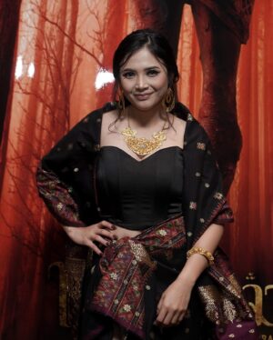 Badriyah Afiff Instagram - Gala Premiere Keramat 2 ✨

Stylist by @wanda_haraa 
kain by @rumahtenunpalembang 
Makeup & Hair by @iwanharun79 
Nail art by @nailworld.bdg