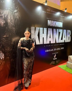 Badriyah Afiff Instagram - What a great gala premiere KHANZAB at Epicentrum XXI with my team✨

Makeup Artist @meriklaa 
Hairstylist @aryhudi 
Custom Designed @yoss_bridal_couture 
Fashion Assistant @caeeenn 
Captured @fadilahfa