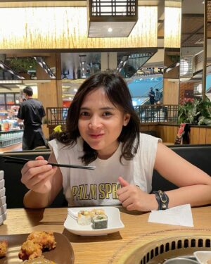 Badriyah Afiff Instagram - Jempol yang sama, cuma beda umur (jangan tanya siapa yg fotoin) 👀