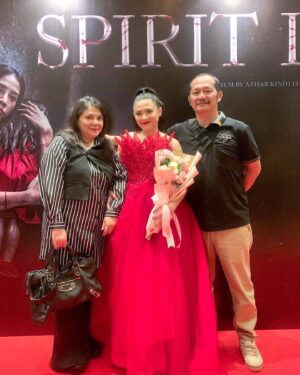 Badriyah Afiff Instagram - Gala Premiere SPIRIT DOLL✨

Makeup Artist @meriklaa 
Hairstylist @aryhudi 
Custom Designed @yoss_bridal_couture 
Fashion Assistant @caeeenn 
Captured @rudyjpank