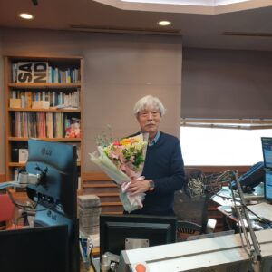 Bae Cheol-soo Instagram - ‘배철수의 음악캠프’ 34주년. 모두에게 감사합니다^^