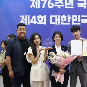 Bae Hyun-jin Instagram - 21대 국회를 마무리하며 
참 감사한 상을 받았습니다.

국가유산청 출범과 문화유산의 관리 패러다임을 바꾸는 
13개 입법에 대한 공로로 받은 건데요
국회의원 첫 임기를 잘 의미있게 마무리함에 감사드립니다.

앞으로도 밥 값 하는 국회의원, 입법기관 되도록
22대에도 노력하겠습니다.

함께 애쓴 의원실 가족들과 분야 전문가분들 모두께 고맙습니다.