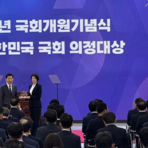 Bae Hyun-jin Instagram - 21대 국회를 마무리하며 
참 감사한 상을 받았습니다.

국가유산청 출범과 문화유산의 관리 패러다임을 바꾸는 
13개 입법에 대한 공로로 받은 건데요
국회의원 첫 임기를 잘 의미있게 마무리함에 감사드립니다.

앞으로도 밥 값 하는 국회의원, 입법기관 되도록
22대에도 노력하겠습니다.

함께 애쓴 의원실 가족들과 분야 전문가분들 모두께 고맙습니다.