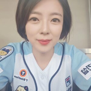 Bae Hyun-jin Instagram - 14년 만의 두산 시구 ,
포심 패스트볼 도전했는데 예전만큼은 어렵네요^^ 

작년에 아시안게임에서 선전한
우리 잠실 명문 배명고의 탑스타 곽빈 선수도 만나고
영광스러운 하루였습니다.

기아팬들이 관중석 2/3만큼 꽉 메우셨던데 원정경기 즐거우셨길요ㅎ^^

우리 잠실 홈팀 두산과 LG, LG와 두산.
한국시리즈를 향해 gogo! 응원합니다.
뽜이팅😘

#철웅 #망곰 #고마워💕 #포심패스트볼 #도전