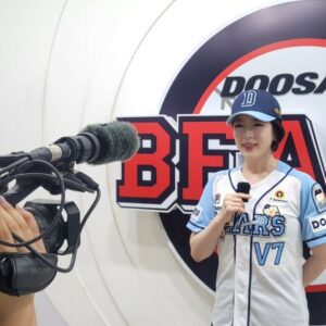 Bae Hyun-jin Instagram - 14년 만의 두산 시구 ,
포심 패스트볼 도전했는데 예전만큼은 어렵네요^^ 

작년에 아시안게임에서 선전한
우리 잠실 명문 배명고의 탑스타 곽빈 선수도 만나고
영광스러운 하루였습니다.

기아팬들이 관중석 2/3만큼 꽉 메우셨던데 원정경기 즐거우셨길요ㅎ^^

우리 잠실 홈팀 두산과 LG, LG와 두산.
한국시리즈를 향해 gogo! 응원합니다.
뽜이팅😘

#철웅 #망곰 #고마워💕 #포심패스트볼 #도전