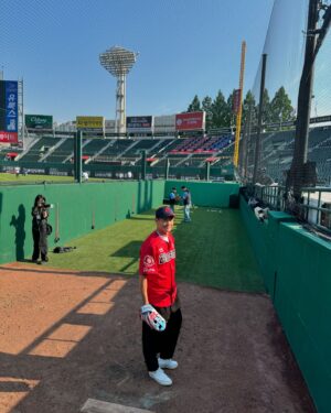 Bae Jung-nam Instagram - 7년만에 사직에서 두번째 시구!! 전에도 이겼고 이번에도 이겼습니데이~ 역시 야구장 분위기는 사직이지예~ 이제 위로 올라갈일만 남았네예 끝까지 화이팅👏👏👏😃🏟️⚾️🥳🥳🥳 @busanlottegiants