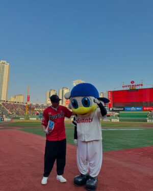 Bae Jung-nam Instagram - 7년만에 사직에서 두번째 시구!! 전에도 이겼고 이번에도 이겼습니데이~ 역시 야구장 분위기는 사직이지예~ 이제 위로 올라갈일만 남았네예 끝까지 화이팅👏👏👏😃🏟️⚾️🥳🥳🥳 @busanlottegiants