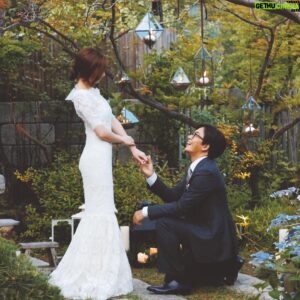 Bae Yong-jun Instagram - 식장으로 향하는 길입니다.
떨리면서도 설레는 마음입니다.

가족 여러분의 염려와 축복은 언제나 저에게 큰 힘이 됩니다.
함께 하지 못해서 미안합니다. 
하지만 당신들께 배운 사랑을 기억하며, 이제 한 가정의 가장으로도 잘 해내겠습니다.
행복한 모습 자주 전할게요.^^ 고맙습니다!
여러분도 항상 행복하세요!