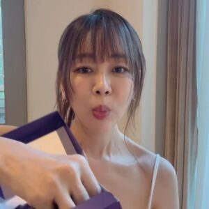 Baek Bo-ram Instagram - 1일1매실:) 저는 매일 저녁에 먹어요
(이날은 촬영하느라 낮에 먹었다는 tmi)
오늘 허루 먹는 거 끝났다 할 때, 5-6년째 먹고 있어요
이유는! 장 활동이 활발하지 않아서(화장실 가기 어려움)
요거 저거 이거 뭐 다 찾아서 먹어보다 매실먹고 바로 정착했어요
화학성분이 없으니 안심하고 정착했습니다!
삶이 편햐졌어요 정말! 은근 변비고민 많더라구요 ~
같은 고민인 지인들께 공구하기 전부터 적극추첨 이였숩니다
그래서 공구할 결정도 했고요!

과식으로 소화가 잘 안될 때도 한 알씩 꺼내 드시는거 추천해요:)
매실 드신 후엔 꼬옥~ 미지근한 물 많이 드셔야 하구요
매실씨가 있으니 조심히 씹르시고 씨는 뱉어주셔야 합니다

첫 오픈때 엄청 고민했는데
벌써 3차 오픈! 이번엔 가격도 내렸어요
오늘부터 4일간 진행합니다💜

- 6월20일~23일
- 프로필링크