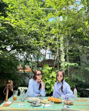 Baek Bo-ram Instagram - 우연한 커플룩🩵
우리오늘 이야기가 끝이 안날뻔!
오랜언니 울 연숙언니랑 꽉찬하루

날씨가 좋아서  날씨 핑계로 #낮술