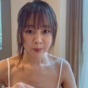 Baek Bo-ram Instagram - 1일1매실:) 저는 매일 저녁에 먹어요
(이날은 촬영하느라 낮에 먹었다는 tmi)
오늘 허루 먹는 거 끝났다 할 때, 5-6년째 먹고 있어요
이유는! 장 활동이 활발하지 않아서(화장실 가기 어려움)
요거 저거 이거 뭐 다 찾아서 먹어보다 매실먹고 바로 정착했어요
화학성분이 없으니 안심하고 정착했습니다!
삶이 편햐졌어요 정말! 은근 변비고민 많더라구요 ~
같은 고민인 지인들께 공구하기 전부터 적극추첨 이였숩니다
그래서 공구할 결정도 했고요!

과식으로 소화가 잘 안될 때도 한 알씩 꺼내 드시는거 추천해요:)
매실 드신 후엔 꼬옥~ 미지근한 물 많이 드셔야 하구요
매실씨가 있으니 조심히 씹르시고 씨는 뱉어주셔야 합니다

첫 오픈때 엄청 고민했는데
벌써 3차 오픈! 이번엔 가격도 내렸어요
오늘부터 4일간 진행합니다💜

- 6월20일~23일
- 프로필링크