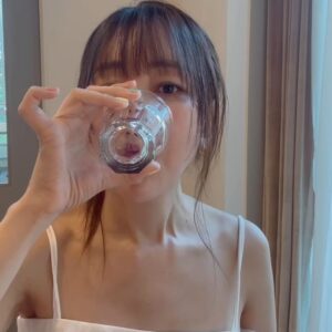 Baek Bo-ram Instagram - 1일1매실:) 저는 매일 저녁에 먹어요
(이날은 촬영하느라 낮에 먹었다는 tmi)
오늘 허루 먹는 거 끝났다 할 때, 5-6년째 먹고 있어요
이유는! 장 활동이 활발하지 않아서(화장실 가기 어려움)
요거 저거 이거 뭐 다 찾아서 먹어보다 매실먹고 바로 정착했어요
화학성분이 없으니 안심하고 정착했습니다!
삶이 편햐졌어요 정말! 은근 변비고민 많더라구요 ~
같은 고민인 지인들께 공구하기 전부터 적극추첨 이였숩니다
그래서 공구할 결정도 했고요!

과식으로 소화가 잘 안될 때도 한 알씩 꺼내 드시는거 추천해요:)
매실 드신 후엔 꼬옥~ 미지근한 물 많이 드셔야 하구요
매실씨가 있으니 조심히 씹르시고 씨는 뱉어주셔야 합니다

첫 오픈때 엄청 고민했는데
벌써 3차 오픈! 이번엔 가격도 내렸어요
오늘부터 4일간 진행합니다💜

- 6월20일~23일
- 프로필링크