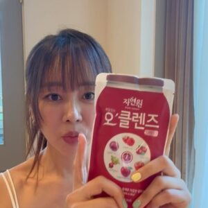 Baek Bo-ram Instagram - 포토바이 엄마🤍

날이 좋아서
라이브 하기전에 엄마랑데이트
사진도 찍어주고
방송때 피디님 역할도 해주고
내 친구도 해주는 만능엄마💋

오늘도 엄마와함께 8시 #그립라이브
#오클렌즈 8번째 앵콜방송 갑니다
(다음 방송 부터는 가격 오른대요 속닥속닥~)