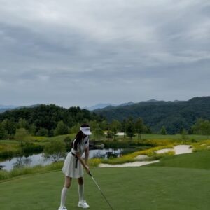 Baek Bo-ram Instagram - 늘 좋지만 5월은 특히나 예쁨🍀

5월의 골프교복⛳️ #아이스버그