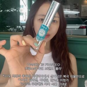 Baek Bo-ram Instagram - 💙폴라 아이스 매직 롤온 OPEN💙

♡MADE  IN FRANCE♡
프랑스의 국민 브랜드 ’폴라‘ 왔어요

*50도 극강의 추위인 시베리아에서 살아남은 북극 식물만으로
*3가지 파라벤, 미네랄, 알코올 미첨가
*100% 무공해로 북국 식물 그대로

피부 중에서도 초초초 약한 피부인 눈가 주변은
우리가 신경써서 관리해야하는거 아시죵?

하루에 만번이상 깜빡이는 눈..! 
모든 표정에 핵심인 눈 주변 근육...!

👉🏻특히 ’엘라스틴‘, ’콜라겐‘ 성분이 적은 눈가 피부는
쉽게 건조하고, 피곤해지게 되죠
이런 예민한 눈가피부를 폴라가 예민하게 관리해줍니다.

✔️눈밑지방 케어
✔️다크 서클 데일리 루틴 케어
✔️눈껍 성장 촉진

특허기술로 증명되었습니다
위 3가지의 주요 기능 전부 특허 등록 완료

▶️15일 내에 더 두꺼워지고 조밀해진 속눈썹테스트 완료
▶️14일 내에 길고 건강한 속눈썹 테스트 완료
▶️눈밑지방 리프팅 10초만에 개선
▶️눈 밑 붓기 감소 테스트 완료

💟기억하세요.
👉🏻15일 내 70% 붓기 제거
👉🏻뚜렷한 눈매 95% 완성
👉🏻15일 이내 풍성한 볼륨의 속눈썹

⭐️주요 성분⭐️

1️⃣시베리아 인삼
인삼? 몸에 좋죠~ 이거 먹으면서 섭취하세요?
이제 피부에 발라 탄력과 밝은 피부톤 선사하세요!
2️⃣테트라 펩타이드 
다크서클과 붓기제거에 강력한 효능을 가지고 있어요!
3️⃣CILBOOSTER
3가지 펩타이드와 프로 비타민B5를 포함 
눈빛이 또렷해지고 눈가 주변 피부와 꺼진 눈꺼풀을 리프팅해줍니다!

눈이 시리고 강한 쿨링감은 NO!
북극 식물이 가지고있는 고유의 특성으로 자극적이지 않는 쿨링감을 느껴보세요🫶🏻

★유통기한 :2025년 8월8일★
(제조일로부터 36개월/개봉 후 6개월)

📍더 자세한 내용은 프로필링크 꾸욱:)