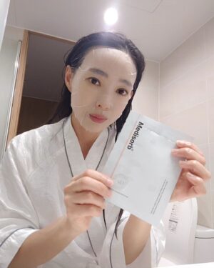 Baek Se-ri Instagram - #협찬
울 남푠이랑 최근에 여행 갔다가
야외에서 자외선에 자극 받은 피부를
진정시키려고 #마스크팩 해봤는데
호텔방에서 아주 촉촉하게 케어했네요

🌸 메디솝 세라마이드 베리어 마스크팩
요거요거 요새 걱정되는 자외선, 미세먼지
때문에 외부로부터 😎 자극 받은 피부에
진정감ㆍ보습감을 듬뿍 선사해줘요~
ㆍ
강한 내구성의 텐셀 섬유 마스크 시트가
넘 위생적이고 피부 #밀착력 이 좋아서
그만큼 유효 성분들이 잘 흡수되겠죠?
ㆍ
고농축 세럼이 넉넉하게 들어있어서
남는거 싹싹 긁어서 목, 팔, 다리에도
듬뿍 바르니까 바디케어도 되네요 👍
ㆍ
5가지 세라마이드 성분이 다량으로
함유되어 있어 표피 수분손실 방지에
도움을 주고, 촉촉함이 오래 유지돼요
팩 한 다음날 아침 피부가 쫀쫀촉촉하니
메이크업도 잘 먹어서 대만족😍👍
ㆍ
#메디솝 #피부광채 #크리미세럼마스크팩
👉 @medisorb_official
ㆍ
#수분폭발 #밀키세럼팩 #세라마이드
#고농축세럼 #저자극 #히알루론산
#수분에너지 #피부결정돈 #홈케어