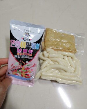 Baek Se-ri Instagram - #협찬
평화로운 주말~ 맛있는 #떡볶이 먹으며
힐링중이네요~ 제 최애 #소울푸드 가
바로 이 떡볶이라구요~😋🥘
간편하게 뚝딱 끓여먹는 #은영이떡볶이
#밀키트 진짜 이 만능양념 분말이
너무 맛있어서 요거 찐 재구매각 👍
ㆍ
쫄깃한 #밀떡 이 길쭉해서 씹는 맛이
솰아있네여~🥢
새벽에 만든 신선한 생밀떡으로 만들어
어묵이랑 진공 포장   당일 배송 해주니까
더 맛있구 더 신선해요
ㆍ
특히 황금비율의 특제소스로 언제 어디서든
맛있게 만들어 먹을 수 있어요
철저한 위생관리로 생산된 품질 좋고
맛있는 어묵이 들어가서 대존맛!
ㆍ
청주에서 엄청 유명한 맛집의 메뉴를
이렇게 밀키트로 만나볼 수 있다닝!
후다닥 간편하게 끓여서 먹을 수 있는
#아이들간식 #캠핑떡볶이 찾는 분들께
강츄드려요~ 👉 @eun02_star
ㆍ
#떡볶이밀키트 #맛있는떡볶이 #오늘뭐먹지
#밀키트떡볶이 #밀떡볶이 #캠핑음식추천 #떡볶이재료 #떡볶이맛집 #떡볶이추천