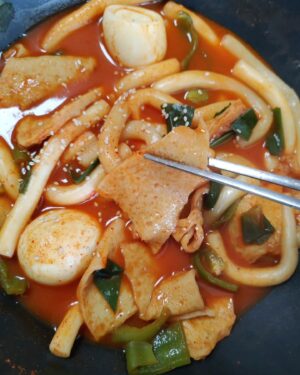 Baek Se-ri Instagram - #협찬
주말에 뭐 해먹을까 🥣 고민하다가
뚝딱 간편하게~ 아주 쉽게  만들 수 있는
#은영이떡볶이 #떡볶이 요리 해먹었어요
요새 이 떡볶이에 꽂혀서 중독됐네요ㅋ
신선한 #밀떡 이 길쭉하니 씹는 맛이
쫄깃 탱탱~ 솰아있네여~🥢
ㆍ
방부처리하지 않은 생밀떡을 사용해
안심하고 섭취할 수 있는 제품이구,
재고를 쌓고 오래 판매하기 위해
냉동 보관한 제품이 아니랍니다~
냉장 보관한 제품이라 믿고 먹을 수 있어요
ㆍ
특히 불포화 지방의 일종인 트랜스지방이
제로이기에 안심하고 섭취할 수 있어요
새벽에 만든 신선한 생밀떡으로 만들어
어묵이랑 진공 포장   당일 배송 해주니까
더 맛있게 만들어 먹을 수 있네요
ㆍ
양념분말도 기가 막히고 매콤달콤 중독성
강한 맛이라 재구매각 나오네요😋
#떡볶이밀키트 #즉석떡볶이 #밀키트떡볶이
찾는 분들께 강츄드려요 👍
👉 @eun02_star
#떡볶이만들기 #밀키트 #밀키트추천 #즉떡