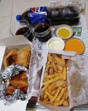 Baek Se-ri Instagram - #협찬 #치킨데이 🍗
치킨이 땡기는 날~ 맛있기로 유명한
#후라이드참잘하는집 에서 배민으로
#반반치킨 #눈꽃치즈감자튀김 #치즈볼
각종 소스들까지 주문시켜 먹었네요~
ㆍ
저는 치킨을 그냥 먹는거보다
갈릭디핑소스, 불닭마요킹소스에
푹 찍어먹는게 더 맛있더라구요~
특히 불닭마요킹은 살짝 매콤한데
입에 촥 감기는게.. 후라이드랑 궁합이
미친 wow~ 자꾸 먹게 되네여😍
ㆍ
역시 후라이드 참 잘 하는 #후참 답게
사이드 마저도 이렇게 중독성 쩔게
기막히게 맛있게 잘 만드네요 👍
ㆍ
배민 브랜드관에서 찜꽁 하시구요!
저는 배민에서 배달시켰는데 🛵
🚶방문 포장시 4,000원 할인되구요
4월의 #후참잘 할인정보 안내드려요!

▶️ 배달의민족
💕배민배달 전용쿠폰 (4/8~4/14)
☞ 선착순 쿠폰 최대 7,000원 할인
💕가게배달/배민배달 쿠폰 (4/8~4/14)
☞ 선착순 쿠폰 최대 4,500원 할인

▶️ 쿠팡이츠
💕 SKT Tday 할인쿠폰 (4/24)
👉 우주패스고객 최대 7,000원 할인
👉 일반고객 최대 6,000원 할인
👉 4/24~4/26 사용 가능
ㆍ
😋 후참잘 동안구점
☞ 안양시 동안구 귀인로 209 1층 114호
#안양치킨 #안양맛집 #후라이드맛집
#치킨은역시 #치킨만이내세상 #킹정