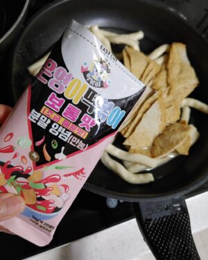 Baek Se-ri Instagram - #협찬
평화로운 주말~ 맛있는 #떡볶이 먹으며
힐링중이네요~ 제 최애 #소울푸드 가
바로 이 떡볶이라구요~😋🥘
간편하게 뚝딱 끓여먹는 #은영이떡볶이
#밀키트 진짜 이 만능양념 분말이
너무 맛있어서 요거 찐 재구매각 👍
ㆍ
쫄깃한 #밀떡 이 길쭉해서 씹는 맛이
솰아있네여~🥢
새벽에 만든 신선한 생밀떡으로 만들어
어묵이랑 진공 포장   당일 배송 해주니까
더 맛있구 더 신선해요
ㆍ
특히 황금비율의 특제소스로 언제 어디서든
맛있게 만들어 먹을 수 있어요
철저한 위생관리로 생산된 품질 좋고
맛있는 어묵이 들어가서 대존맛!
ㆍ
청주에서 엄청 유명한 맛집의 메뉴를
이렇게 밀키트로 만나볼 수 있다닝!
후다닥 간편하게 끓여서 먹을 수 있는
#아이들간식 #캠핑떡볶이 찾는 분들께
강츄드려요~ 👉 @eun02_star
ㆍ
#떡볶이밀키트 #맛있는떡볶이 #오늘뭐먹지
#밀키트떡볶이 #밀떡볶이 #캠핑음식추천 #떡볶이재료 #떡볶이맛집 #떡볶이추천