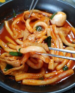 Baek Se-ri Instagram - #협찬
평화로운 주말~ 맛있는 #떡볶이 먹으며
힐링중이네요~ 제 최애 #소울푸드 가
바로 이 떡볶이라구요~😋🥘
간편하게 뚝딱 끓여먹는 #은영이떡볶이
#밀키트 진짜 이 만능양념 분말이
너무 맛있어서 요거 찐 재구매각 👍
ㆍ
쫄깃한 #밀떡 이 길쭉해서 씹는 맛이
솰아있네여~🥢
새벽에 만든 신선한 생밀떡으로 만들어
어묵이랑 진공 포장   당일 배송 해주니까
더 맛있구 더 신선해요
ㆍ
특히 황금비율의 특제소스로 언제 어디서든
맛있게 만들어 먹을 수 있어요
철저한 위생관리로 생산된 품질 좋고
맛있는 어묵이 들어가서 대존맛!
ㆍ
청주에서 엄청 유명한 맛집의 메뉴를
이렇게 밀키트로 만나볼 수 있다닝!
후다닥 간편하게 끓여서 먹을 수 있는
#아이들간식 #캠핑떡볶이 찾는 분들께
강츄드려요~ 👉 @eun02_star
ㆍ
#떡볶이밀키트 #맛있는떡볶이 #오늘뭐먹지
#밀키트떡볶이 #밀떡볶이 #캠핑음식추천 #떡볶이재료 #떡볶이맛집 #떡볶이추천