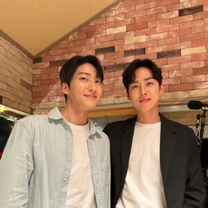 Baek Sung-hyun Instagram - 멋진 동생 수환이의 첫 주연 영화 '동창'을 응원하기위해
까메오 출연
거기서 평소 너무 재밌게 보고있는 #개그콘서트 의
#데프콘 닮은 여자도 만나고 😂
멋진 스태프분들 과 감독님과 함께
즐거운시간
영화 '동창' 상도 많이 받으시고 대박나세요~!!