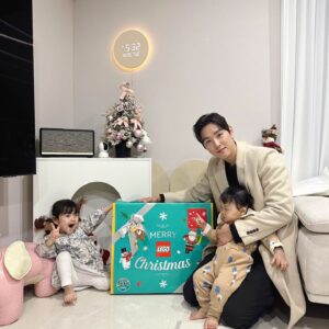 Baek Sung-hyun Instagram - 레고 산타🎅가 서윤이 승우에게 보내준
크리스마스 선물 🎁 
감사합니다 ~ !!

Thanks to #레고코리아  #크리스마스선물 
아빠가 더 신나는 선물 😁