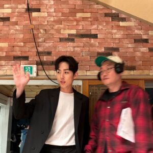 Baek Sung-hyun Instagram - 멋진 동생 수환이의 첫 주연 영화 '동창'을 응원하기위해
까메오 출연
거기서 평소 너무 재밌게 보고있는 #개그콘서트 의
#데프콘 닮은 여자도 만나고 😂
멋진 스태프분들 과 감독님과 함께
즐거운시간
영화 '동창' 상도 많이 받으시고 대박나세요~!!