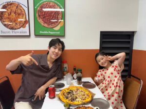 Baek Sung-hyun Instagram - ㅋㅋ 채나와 피자데이트😁🍕
반장이 되고싶은 채나와 공약에대한 심층토론
다음엔 키카가자 🤩

#삼촌 #pizza #chance
