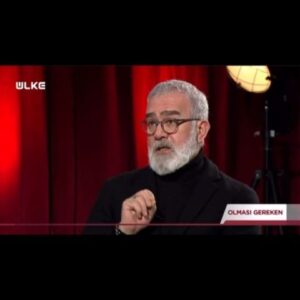 Bahadır Yenişehirlioğlu Instagram - Merhamet; hasta ruhları iyileştirir, biçimsiz karakterlere şekil verir, fukara kalpleri zenginleştirir, lâf dinlemez nefsi terbiye eder, zalimi yıkar, zulmü yakar da sarsılmaz zannedilen önyargı surunda gedikler açar…

Yara açan değil yara saran, hasta eden değil şifa veren, kalemiyle merhameti yazıp kelâmıyla letafeti arayanlardan olmak insanlığa olan borcumuzdur.