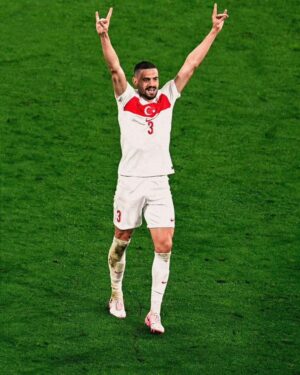 Bahadır Yenişehirlioğlu Instagram - Almanya İçişleri Bakanı Nancy Faeser; Milli Futbolcumuz @Merihdemiral’ın gol sevinci üzerinden kabul edilemez açıklamalar yapmış ve UEFA’nın skandal kararına bir anlamda çanak tutmuştur.

UEFA’nın ve ilgili makamların ciddiyetten uzak; tamamen duygusal tavır ve tutumlarını reddettiğimizi ve kınadığımızı ifade ediyoruz.

Görünen o ki; Merih kardeşimizin gol sevinci, içeride ve dışarıda pusuda bekleyen Türk ve Türkiye düşmanlarını tek safa ip gibi dizmiş, saklanmaya çalışılan gerçek yüzleri tek tek ifşa etmiştir.

Bu soruşturma ve takip eden talihsiz açıklamalar; milletimizi tek yürek olarak görerek telaşlananların yüzlerce sene öncesinden miras kalan karın ağrılarına ve kuyruk acılarına biçtikleri kızıl bir kaftandır.

Irkçılık ve faşizm arayanlar evvela aynaya bakmalı sabıkalı tarihlerinin muhasebesini yapmalıdır.

Kazanan Türkiye, sevinen Türk Milleti olduğunda birtakım çevrelerin bilinç altındaki buhranlı kâbuslar yeniden uyanmaktadır ve bu sebeple coşkumuza bir şekilde zincir vurulmaya çalışılmaktadır.

Millî Şarimizin de ifade ettiği gibi aziz milletimize zincir vurmaya heveslenmek; cahil cesaretinden öteye geçemeyecek çelimsiz bir çılgınlıkla eşdeğerdir.

Omuz omuza hedeflerimize doğru emin adımlarla ilerliyoruz!

#BizimÇocuklar ile gurur duyuyoruz; sonuna kadar arkalarındayız!🇹🇷

@MilliTakimlar