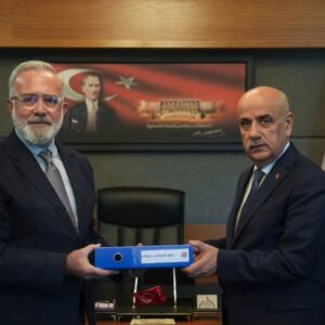 Bahadır Yenişehirlioğlu Instagram - Saldırgan/Başıboş Köpek Sorununun çözümüne yönelik bir süredir yürüttüğüm çalışmayı tamamlamış bulunuyorum.

Bu süreçte Bakanlarımız, Siyasetçilerimiz, Akademisyenler, Sivil Toplum Kuruluşları, köpek saldırısı sonucu mağdur olanlar ve aileleri, hayvanseverler, sanatçılar, basın mensupları ve kanaat önderleri gibi toplumun birçok farklı kesiminden yüzlerce vatandaşımızın önerilerini dinledim, not ettim ve rapor haline getirdim.

Görüş alma ve raporlama sürecimizin temel felsefesi aziz milletimizin sesine kulak verme; sorunların çözümü noktasında milletimizin katkılarına tabiri caizse muhtaç olma anlayışımızdır. İşte bu görüş alma süreci tam da bu sorumluluk bilincimizin tezahürüdür.

Büyük bir hassasiyetle ve hiçbir filtre uygulamadan dosyamıza eklediğimiz raporların komisyon ve yasama çalışmaları açısından oldukça faydalı bir temel oluşturacağına ve yol gösterici nitelik taşıyacağına inanıyorum.

Oldukça verimli geçen bu süreçte değerli fikir ve önerileriyle çalışmamıza katkı sunan herkese teşekkür ediyorum.

Hazırlamış olduğum dosyanın bir örneğini Grup Başkanımız Sayın Abdullah Güler’e bir örneğini de Tarım, Orman ve Köyişleri Komisyonu Başkanımız Sayın Vahit Kirişci’ye bugün takdim ettim.

Daha önce de belirttiğim gibi konuya taraflı değil duyarlı ve çözüm odaklı bir şekilde yaklaşmanın her bir vatandaşımızın görevi olduğu kanaatindeyim.

Evvelâ insan ardından hayvan ve çevre sağlığını tesis etmek için ortaya konulan bu iradenin toplumumuzun tüm kesimlerinin beklentilerini karşılayacak şekilde net bir çözüme ulaşması en büyük temennimizdir.

Ortaya çıkan bu raporun toplumumuzun her kesimini yakından ilgilendiren bu sorunun çözümü noktasında ciddi katkılar sunacağına inanıyor; hayırlara vesile olmasını diliyorum.

@avabdullahguler 
@VahitKirisci
