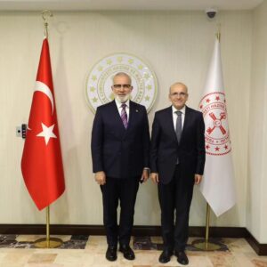 Bahadır Yenişehirlioğlu Instagram - #Başardık!🇹🇷

Türkiye, attığı doğru adımlar ve takip ettiği akılcı ekonomik politikalar sayesinde Mali Eylem Görev Gücü (FATF) tarafından hazırlanan gri listeden çıkarıldı.

Bu hafta içerisinde yoğun bir mesai harcayarak Türkiye'nin gri listeden çıkmasını sağlayacak koşulların sonuncusu olan kripto varlıklara dair kanun teklifini yasalaştırmıştık; değerli fikir ve önerileriyle katkı sunan herkese teşekkür ediyorum.

Türkiye ekonomisinin istikrarlı bir şekilde büyümesi ve hedeflenen başarılara emin adımlarla ilerlenmesi adına önemli bir dönüm noktası olacağına inandığımız bu gelişmenin hayırlara vesile olmasını diliyorum.

Yatırım ve istihdam odaklı rasyonel planlamalarımızın sonuçlarını almak ilerlediğimiz rotanın doğruluğunu ve fikri pusulamızın başarısını ispat etmektedir.

Ulusal ve uluslararası yatırımcıların güvenini artırıcı adımlar atmaya ve ülkemizin kalkınma ve istikrar sürecini güçlendirmeye kararlılıkla devam edeceğiz.

@memetsimsek
@hmbakanligi