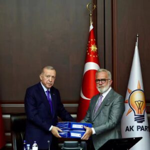 Bahadır Yenişehirlioğlu Instagram - Bugün AK Parti MYK Toplantımızda; Cumhurbaşkanımız Sayın @RTErdogan’a Başıboş/Saldırgan Sokak Köpekleri sorununa ilişkin hazırladığımız raporu arz ederek zat-ı devletlerini ve MYK Üyelerimizi bilgilendirdim.

Raporumuzun mahiyetini detaylı bir şekilde dinleme nezaketi gösteren Sayın Cumhurbaşkanımıza teşekkür ediyorum.

Sokaklarda aziz milletimizin huzur ve güvenliğinin sağlanacağına; herkesin üzerinde mutabık kaldığı bu sorunun çözüme ulaşacağına inancımız tamdır.

Evvelâ insan ardından hayvan ve çevre sağlığını tesis etmek için ortaya konulan bu iradenin toplumumuzun tüm kesimlerinin beklentilerini karşılayacak şekilde net bir çözüme ulaşması en büyük temennimizdir.

Raporumuzun sorunun çözümüne ilişkin önemli katkılar sunacağına inanıyor; hayırlı olmasını diliyorum.