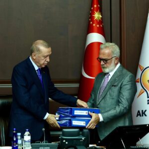 Bahadır Yenişehirlioğlu Instagram - Bugün AK Parti MYK Toplantımızda; Cumhurbaşkanımız Sayın @RTErdogan’a Başıboş/Saldırgan Sokak Köpekleri sorununa ilişkin hazırladığımız raporu arz ederek zat-ı devletlerini ve MYK Üyelerimizi bilgilendirdim.

Raporumuzun mahiyetini detaylı bir şekilde dinleme nezaketi gösteren Sayın Cumhurbaşkanımıza teşekkür ediyorum.

Sokaklarda aziz milletimizin huzur ve güvenliğinin sağlanacağına; herkesin üzerinde mutabık kaldığı bu sorunun çözüme ulaşacağına inancımız tamdır.

Evvelâ insan ardından hayvan ve çevre sağlığını tesis etmek için ortaya konulan bu iradenin toplumumuzun tüm kesimlerinin beklentilerini karşılayacak şekilde net bir çözüme ulaşması en büyük temennimizdir.

Raporumuzun sorunun çözümüne ilişkin önemli katkılar sunacağına inanıyor; hayırlı olmasını diliyorum.