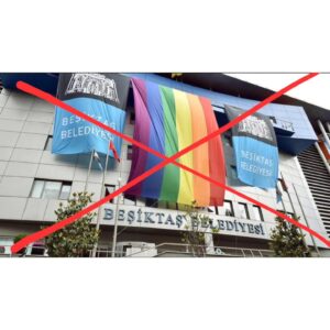 Bahadır Yenişehirlioğlu Instagram - CHP’li #Beşiktaş Belediyesi ve CHP’nin #Üsküdar Gençlik Kolları Başkanlığı vasıfsız parti politikasını olanca açıklığı ile ifşa etmiş; bilinç altında biriktirdiği milli ve manevi değer düşmanlığını dışarı vurmaktan çekinmemiştir!

Yüce Allah; kendi ruhundan üflemek suretiyle toprağa can vermiş ve bu şekilde yarattığı insanı eşref-i mahlûkat vasfıyla şereflendirmiştir.

Sözde özgürlük savunucusu özde ise sapkınlık payandası olanlar; insanı ruhsuz bırakarak ortada kalan toprağı mülevves nifak tohumlarıyla çamurlaştırmaya çalışmaktadır.

Ortaya koydukları renklerin masumiyetini alçak emellerinin bir maskesi olarak kullananlar evlatlarımıza, aile kurumuna ve tüm insanlığa savaş açmıştır.

Günümüzde insanın; kimliğine, sıfatlarına, ahlâkına ve fıtratına uygun olmayan birtakım sapkın düşünceler maalesef radikal grupları etrafında toplayan bir mıknatısa dönmüş durumdadır.

Bu sefil güruhun ve çürük zihniyetin hezeyanlarıyla ilk günden itibaren kararlılıkla mücadele ediyoruz.

Ar ve namus, edep ve haya, utanma ve sıkılma gibi duygulardan nasipsizlerin, kültürel değerlerimizin üzerinde tepinenlerin kendilerini CHP ile akredite etmeleri akılla, mantıkla ve izanla izah edilebilecek bir hadise değildir.

Kurucu parti olma vasfıyla övünenlerin toplumu imha sürecine çanak tutmaları, kamu binaları ile kaynaklarını bu ihanete alet etmeleri çürümüşlüğün ve siyaset üretme noktasında tükenmişliğin en acınası halidir.

Kendi kokuşmuş fikirlerini bir truva atı gibi kullananlarla; ellerinde matah bir şeymiş gibi salladıkları paçavraların gölgesinde ihanetin yolundan gidenlerle ve toplumumuzun yapısını bozmaya çalışan bu hastalıklı fikirle tavizsiz bir şekilde mücadele etmeyi sürdüreceğiz!