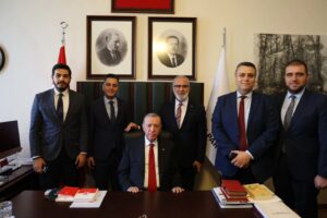 Bahadır Yenişehirlioğlu Instagram - Cumhurbaşkanımız ve Genel Başkanımız Sayın @RTErdogan’ı TBMM Grup Toplantımız sonrası misafir ettik.

Kendileri, “Hünkârım” kitabımı imzalayarak şahsıma büyük bir onur ve gurur yaşattı.

Teşrifleriyle ve nezaketiyle şeref veren zât-ı devletlerine saygı ve şükranlarımı arz ediyorum.