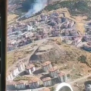 Bahadır Yenişehirlioğlu Instagram - Manisa’mızın Yunusemre İlçesi’nde meydana gelen orman yangınından etkilenen tüm hemşehrilerime geçmiş olsun dileklerimi iletiyorum.

Yangına müdahale etmesi amacıyla bölgeye; 4 uçak, 3 helikopter, 15 arazöz, 6 su ikmal aracı ve 2 dozer sevk edilmiştir.

Bir an evvel kontrol altına alınmasını temenni ediyor; sahada görev yapan personelimize kolaylıklar diliyorum.