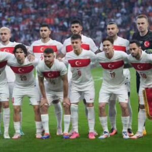 Bahadır Yenişehirlioğlu Instagram - Çeyrek finalde #EURO2024’e veda eden A Milli Futbol Takımımızı muhteşem mücadelelerinden dolayı yürekten tebrik ediyorum.

Yaşattığınız gurur ve heyecan için Teşekkürler #BizimÇocuklar🇹🇷